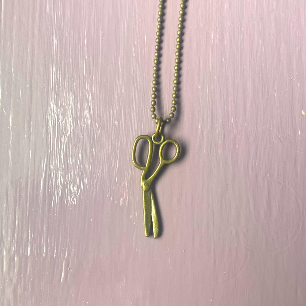 ❌SOLD❌ $5 or FREE w PURCHASE Scissors necklace